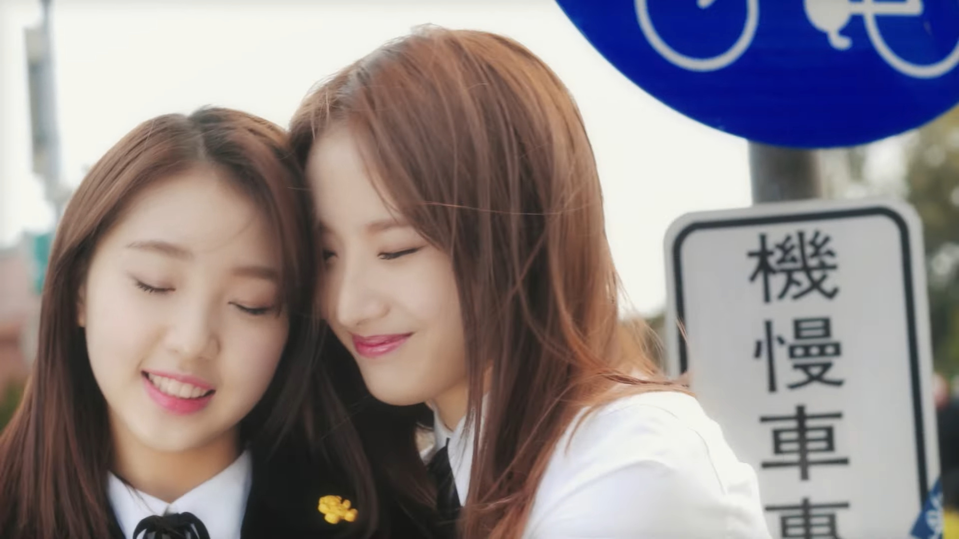 Haseul hugging Yeojin.